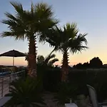 Moderne Mit Privatem Pool Und Meerblick By Interhome Дом отдыха Лориньян