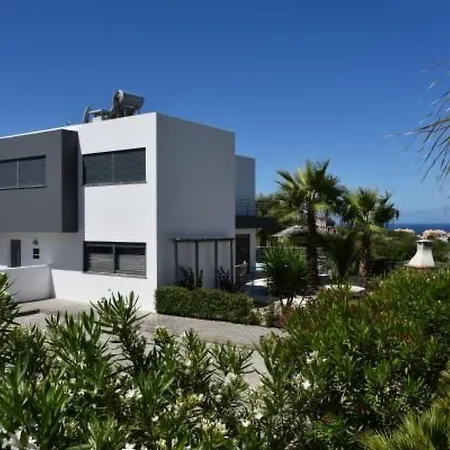 Moderne Mit Privatem Pool Und Meerblick By Interhome