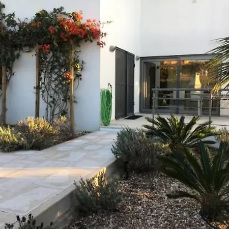 Moderne Mit Privatem Pool Und Meerblick By Interhome