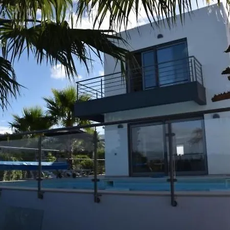 Moderne Mit Privatem Pool Und Meerblick By Interhome 別荘 *