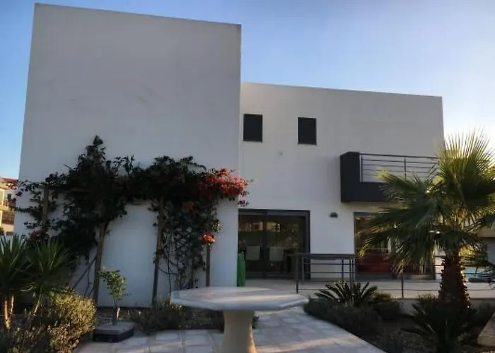 Moderne Mit Privatem Pool Und Meerblick By Interhome *