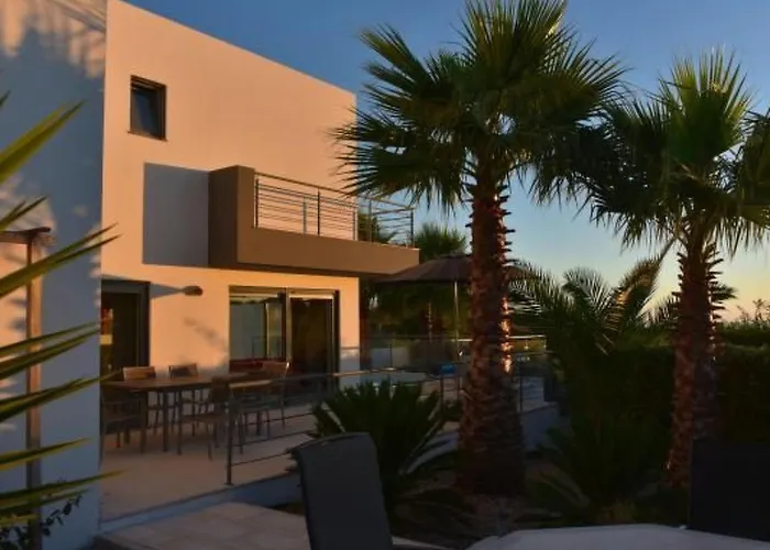 Moderne Mit Privatem Pool Und Meerblick By Interhome 別荘 ロウリニャン