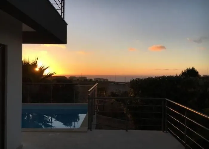Moderne Mit Privatem Pool Und Meerblick By Interhome ロウリニャン
